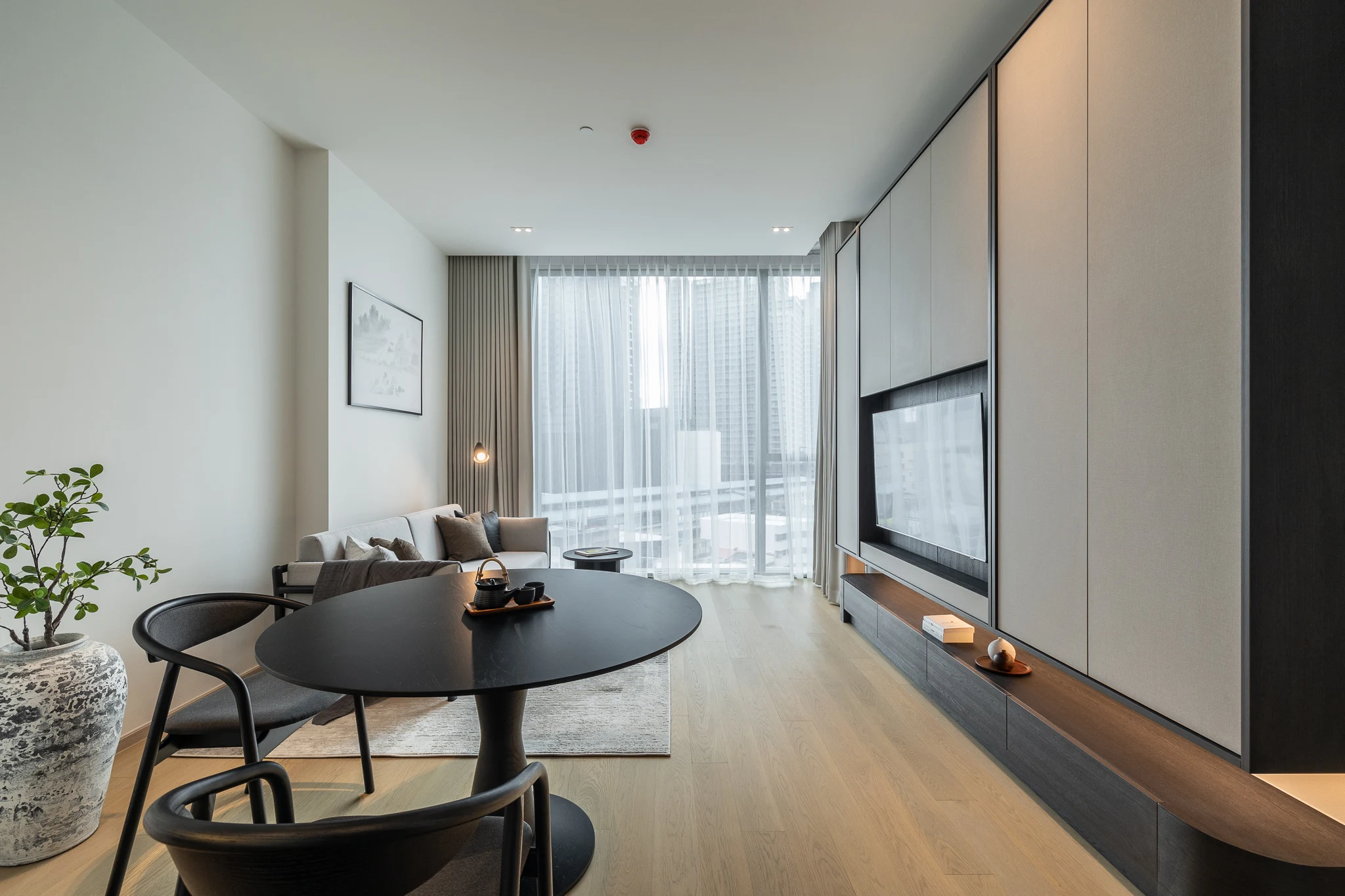 The Strand Thonglor — Warm Layered ResidenceThe Strand Thonglor — Warm Layered Residence